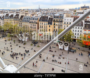 Vista della città di Parigi dal Centro Pompidou in primavera. La Francia. Aprile 2019 Foto Stock