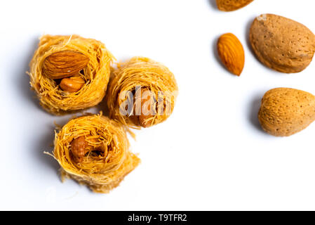 Arabo kadayif baklava dolce con noci di acagiù isolato Foto Stock