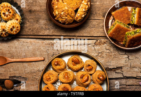 Dolci arabi in ciotole rustico vista superiore Foto Stock