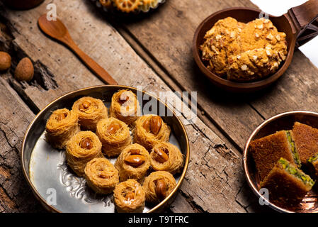 Dolci arabi in ciotole rustico vista superiore Foto Stock