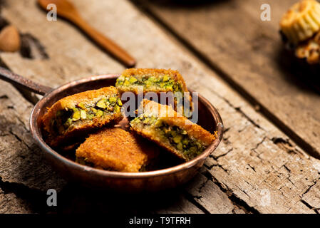 Arabo dessert con pistacchio pezzi Kadayif close up Foto Stock