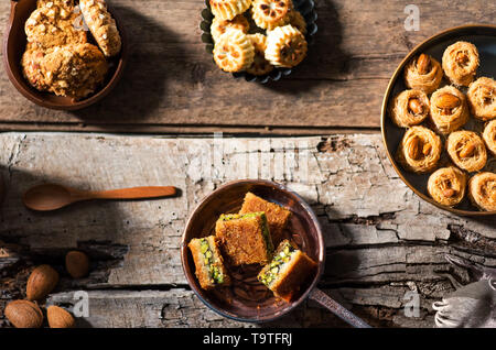 Dolci arabi in ciotole rustico vista superiore Foto Stock