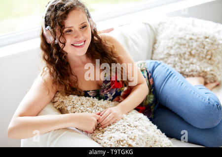 Ragazza rilassarsi ascoltando le cuffie Foto Stock
