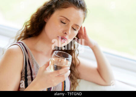 Donna di bere un bicchiere di vino Foto Stock