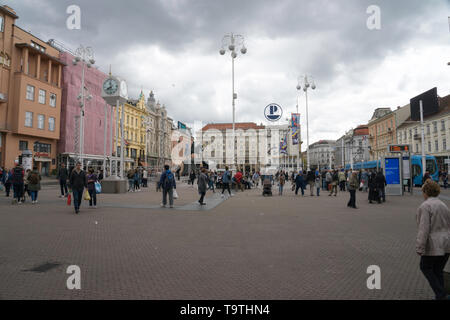 Piazza principale, Trg Ban Jelačić, Zagabria, Croazia in un giorno nuvoloso Foto Stock