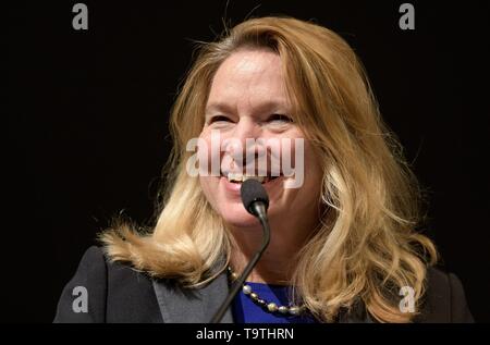 Direttore del Museo Nazionale dell'aria e dello spazio Ellen Stofan, modera un panel di discussione dopo la premiere del film: Apollo 11: Primi passi Edition presso lo Smithsonian National Air & Space Museum, 14 maggio 2019 a Washington. Foto Stock