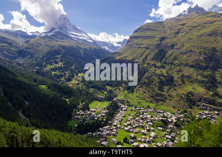 Bellissimo villaggio di Zermatt in Svizzera con il Cervino sullo sfondo Foto Stock