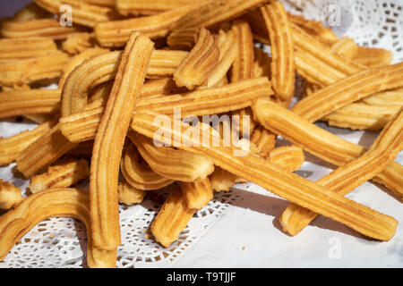 Churros tipica pasticceria spagnola, mangiato per colazione immersi nel cioccolato caldo Foto Stock