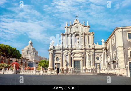 Vista della cattedrale di Sant'Agata sulla Piazza del Duomo di Catania. Sicilia. Italia Foto Stock