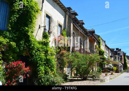 Le pittoresche strade di Najac, uno dei più bei villaggi di Francia. Foto Stock