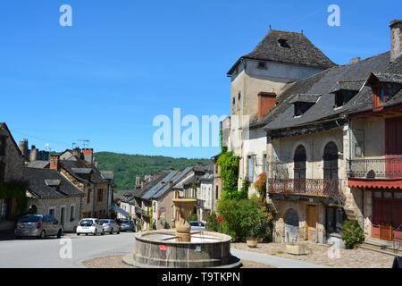 Le pittoresche strade di Najac, uno dei più bei villaggi di Francia. Foto Stock