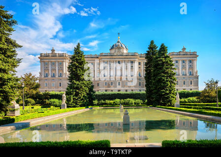 Paesaggio con Royal Palace (Palacio Real) da Giardini Sabatini. Madrid, Spagna Foto Stock