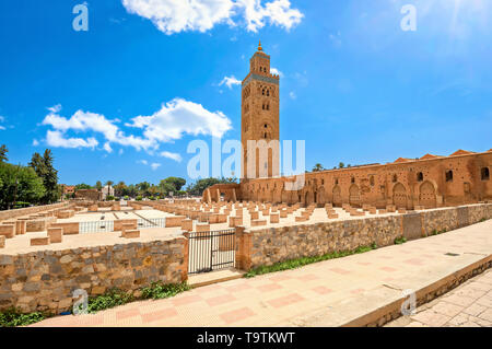Vista della Moschea con minareto Koutoubia, (Kutubiyya Moschea) a Marrakesh. Il Marocco, Africa del Nord Foto Stock