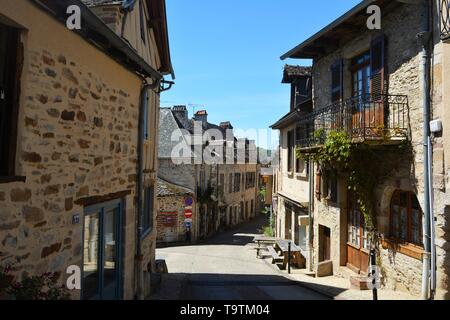 Le pittoresche strade di Najac, uno dei più bei villaggi di Francia. Foto Stock