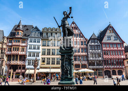 Il Ršmer, Municipio di Frankfurt am Main, Ršmerberg Platz, punto di riferimento della città, file di case Samstagsberg, Fontana di giustizia, Foto Stock