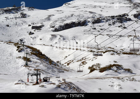 Persone skying in Alto Campoo ski resort, Provincia Cantabria, SPAGNA Foto Stock