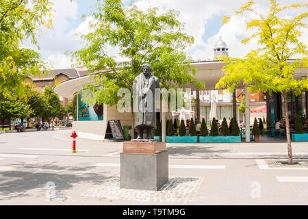 Budapest, Ungheria - 6 Giugno 2017: Statua di scrittore ungherese Zsigmond Moricz a Moricz Zsigmond square. Creato dallo scultore Imre Varga. Foto Stock