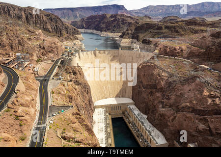 La diga di Hoover nel Black Canyon del Fiume Colorado, sul confine tra le regioni degli Stati Uniti del Nevada e Arizona Foto Stock