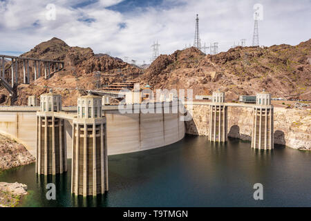 Torri di aspirazione alla Diga di Hoover tra Arizona e Nevada, STATI UNITI D'AMERICA Foto Stock