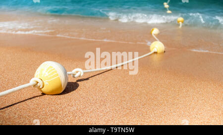 Primo piano della boe galleggianti linea sulla corda galleggianti in mare Foto Stock