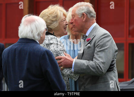 Il Principe di Galles e la duchessa di Cornovaglia, accompagnato dal Presidente dell' Irlanda e sua moglie Sabina Coyne, visitare Glencree la pace e la riconciliazione nel centro di Glencree, Co Wicklow, il primo giorno della coppia reale della visita in Irlanda. Foto Stock