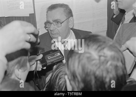 Mosca, Russia - Luglio 07, 1991: Leader del partito Communst del russo Ivan RSFSR Kuzmich Polozkov parla di corespondents in 3D straordinaria il Congresso dei deputati del popolo) di russo RSFSR. Foto Stock