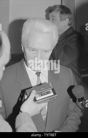 Mosca, Russia - Luglio 07, 1991: il Presidente del Consiglio dei ministri, il governo della Federazione SFSR Ivan Stepanovic Silayev parla di corespondent in 3D straordinaria il Congresso dei deputati del popolo) di russo RSFSR. Foto Stock