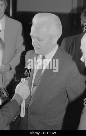 Mosca, Russia - Luglio 07, 1991: il Presidente del Consiglio dei ministri, il governo della Federazione SFSR Ivan Stepanovic Silayev parla di corespondent in 3D straordinaria il Congresso dei deputati del popolo) di russo RSFSR. Foto Stock