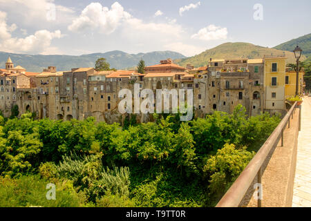 Sant'Agata de' Goti è uno splendido e storico villaggio italiano sulle colline della Campania. Le case che confine al centro, stand vicini gli uni agli altri. Foto Stock