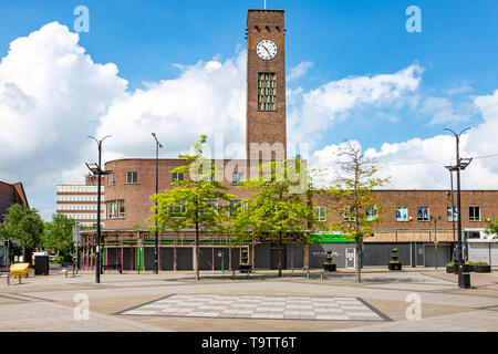 Saliti fino ai negozi con la torre dell orologio e la fondazione di rimosso memoriale di guerra nel centro città di Crewe Cheshire Regno Unito Foto Stock