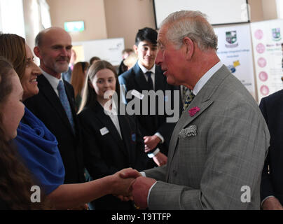 Il Principe di Galles durante una visita di Glencree la pace e la riconciliazione nel centro di Glencree, Co Wicklow, il primo giorno della coppia reale della visita in Irlanda. Foto Stock