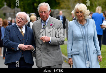 Il Principe di Galles e la duchessa di Cornovaglia, accompagnato dal Presidente dell' Irlanda nel corso di una visita di Glencree la pace e la riconciliazione nel centro di Glencree, Co Wicklow, il primo giorno della coppia reale della visita in Irlanda. Foto Stock