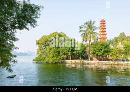 Tran Quoc pagoda di Hanoi nel giorno , Vietnam Foto Stock