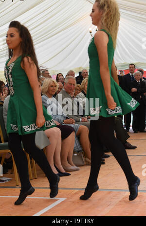 Il Principe di Galles e la duchessa di Cornovaglia orologi ballerini irlandesi durante la loro visita Glencree la pace e la riconciliazione nel centro di Glencree, Co Wicklow, il primo giorno della coppia reale della visita in Irlanda. Foto Stock