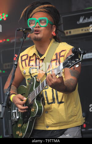 Quebec, Canada. Canadian reggae band Danny Rebel & il KGB esibirsi dal vivo sul palco durante il Pouzza Fest di Montreal. Foto Stock