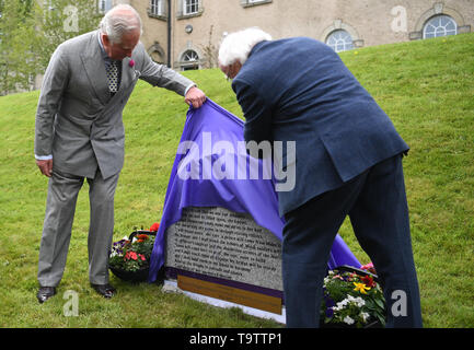 Il Principe di Galles e il Presidente dell'Irlanda svelano una lapide durante una visita di Glencree la pace e la riconciliazione nel centro di Glencree, Co Wicklow, il primo giorno della coppia reale della visita in Irlanda. Foto Stock