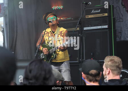 Quebec, Canada. Canadian reggae band Danny Rebel & il KGB esibirsi dal vivo sul palco durante il Pouzza Fest di Montreal. Foto Stock