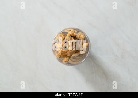 Bastoncini salati in Round package in materiale plastico pronti a mangiare. Antipasto salato. Foto Stock