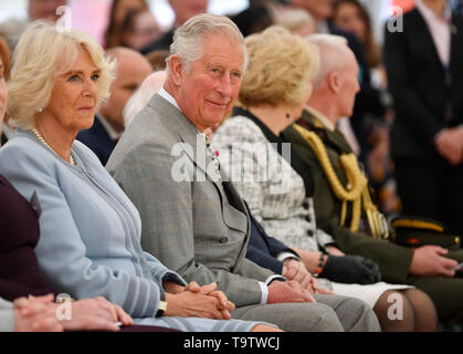 Il Principe di Galles e la duchessa di Cornovaglia durante una visita alla Glencree la pace e la riconciliazione nel centro di Glencree, Co Wicklow, il primo giorno della coppia reale della visita in Irlanda. Foto Stock