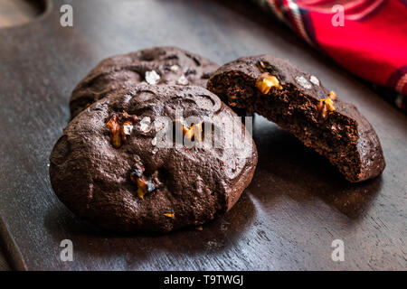 Salate Brownie Cookies con arrosti di pezzi in legno di noce. Organici spuntini dolci. Foto Stock