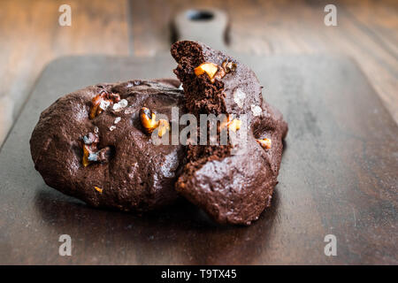 Salate Brownie Cookies con arrosti di pezzi in legno di noce. Organici spuntini dolci. Foto Stock