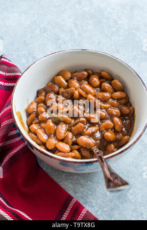 In casa Barbecue fagioli cotti in vaso di porcellana. Alimenti biologici. Foto Stock