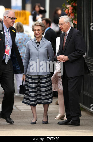 Il duca di Gloucester (a destra) e la Duchessa di Gloucester (centro) arrivano a RHS Chelsea Flower Show presso il Royal Hospital Chelsea, Londra. Foto Stock