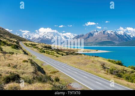 Strada lungo il Lago Pukaki, Mount Cook, Alpi del sud, Canterbury, Isola del Sud, Nuova Zelanda Foto Stock