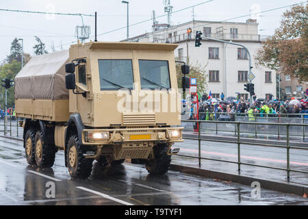 I soldati dell esercito ceco sono militari di equitazione veicolo con cabina blindata sulla parata militare a Praga, Repubblica Ceca Foto Stock