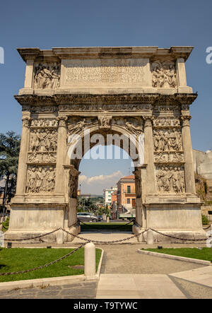 L'Arco di Traiano a Benevento è un romano arco trionfale e fu costruita in onore di Traiano, un imperatore che ha condotto a Roma per grandi successi. Foto Stock