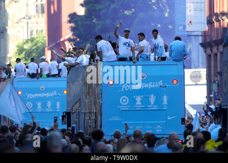 Manchester City manager Pep Guardiola wavs della folla durante il trofeo parade di Manchester. Foto Stock