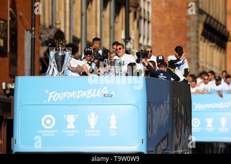 Manchester City Giocatori e staff sui bus durante il trofeo parade di Manchester. Foto Stock