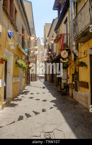 Un vicolo mostra il carattere del centro storico di Benevento. Paese triangolare di bandiere e di fiori e piante rincuorare questo splendido posto. Foto Stock