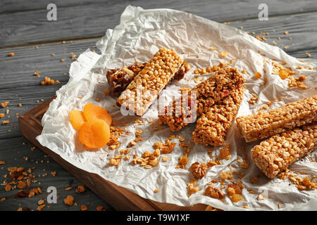 Gustosa granola bar sul tavolo Foto Stock